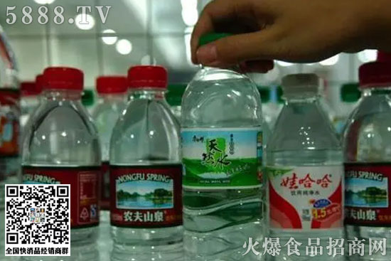 在中國飲料市場上,娃哈哈和農(nóng)夫山泉是絕對的王者。 在中國飲料市場上,娃哈哈和農(nóng)夫山泉是絕對的王者。