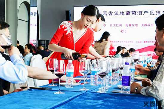 新疆焉耆盆地葡萄酒產(chǎn)業(yè)推介會(huì)在成都成功召開(kāi) 新疆焉耆盆地葡萄酒產(chǎn)業(yè)推介會(huì)在成都成功召開(kāi)