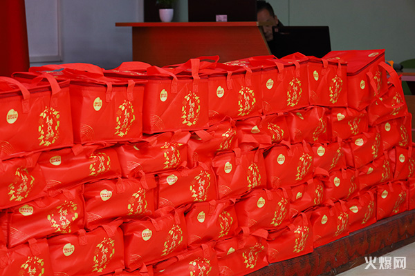 元宵佳節(jié)至,共慶團圓時! 火爆網為員工發(fā)放暖心元宵禮品! 元宵佳節(jié)至,共慶團圓時! 火爆網為員工發(fā)放暖心元宵禮品!
