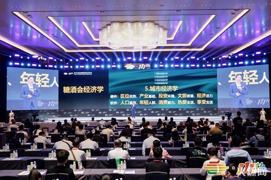 持續(xù)突破 重塑增長 第111屆全國糖酒會主論壇“CFDF食飲產業(yè)發(fā)展大會”成功召開 持續(xù)突破 重塑增長 第111屆全國糖酒會主論壇“CFDF食飲產業(yè)發(fā)展大會”成功召開