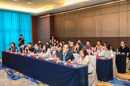 中小食品飲料企業(yè)戰(zhàn)略增長(zhǎng)之道:從蘭格格突圍看品類創(chuàng)新未來(lái) 中小食品飲料企業(yè)戰(zhàn)略增長(zhǎng)之道:從蘭格格突圍看品類創(chuàng)新未來(lái)